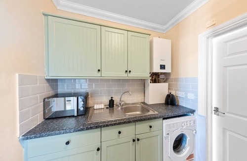 Gravesend Apartment | Modern King Bed WiFi Kitchen Perfect for Long Stay