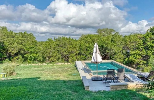 Leander Apartment | Modern Lake House . Luxurious Pool . Fam & Friends