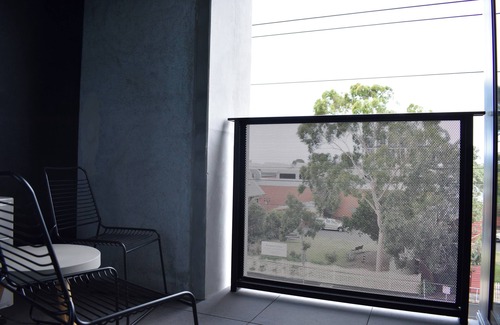 South Melbourne Apartment | Modern Light-Filled 1BR in South Melbourne
