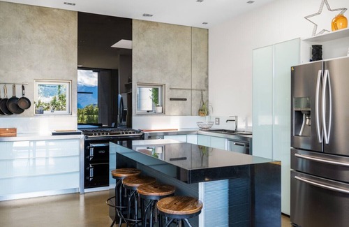 Wanaka Villa | Modern Living with breathtaking views of Lake Wanaka
