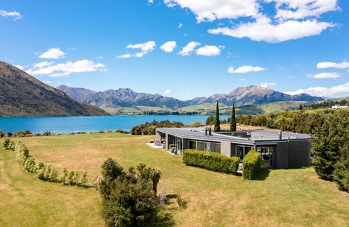 Wanaka Villa | Modern Living with breathtaking views of Lake Wanaka
