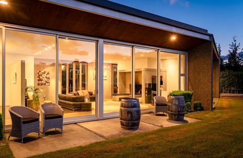Wanaka Villa | Modern Living with breathtaking views of Lake Wanaka