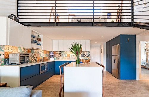 R Condo | Modern Loft - Walk to Beach, Shops & Groceries