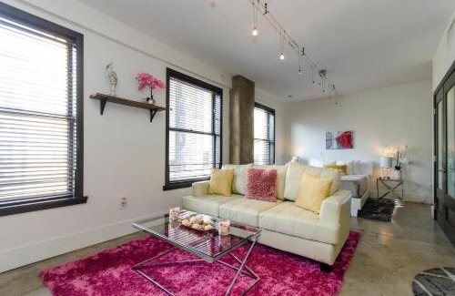 Historic Core Apartment | Modern Loft with Rooftop Lounge in DTLA