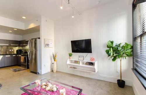 Historic Core Apartment | Modern Loft with Rooftop Lounge in DTLA