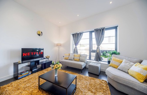 Woolwich Riverside Apartment | Modern London Flat City Centre for Contractors, Family and Corporate clients
