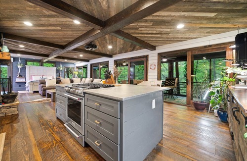 Tate Cabin | Modern, Luxurious Cabin for Two located on a Cascading Waterfall - WIFI