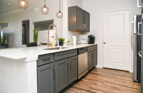 Braeswood Place Apartment | Modern Luxury/NRG/MEDICAL CENTER 2 Bed 2 Bath KING Beds