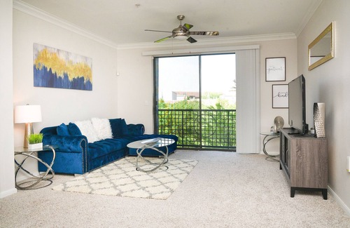 Braeswood Place Apartment | Modern Luxury/NRG/MEDICAL CENTER 2 Bed 2 Bath KING Beds