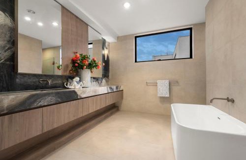 Balwyn House | Modern Luxury Retreat With Pool