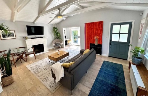 Tree Section House | Modern Manhattan Beach Bungalow
