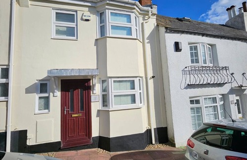 Montpelier House | Modern Mews House City Centre location with free parking and outdoor space