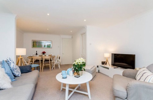 Montpelier House | Modern Mews House City Centre location with free parking and outdoor space