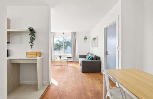 North Beach Apartment | Modern Miami Beach Apt King & Sofa Bed Comfort