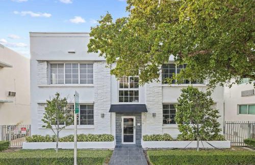 North Beach Apartment | Modern Miami Beach Apt King & Sofa Bed Comfort
