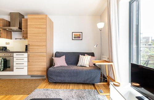 Mile End Apartment | Modern Mile End Flat with Balcony & Terrace