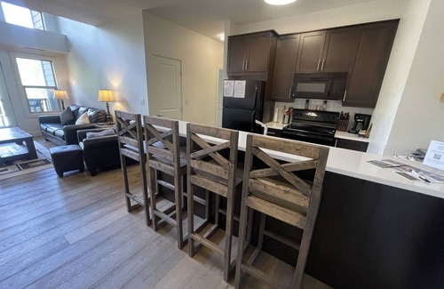 East Kootenay Condo | Modern Mountain Escape | A/C | Top Floor Privacy