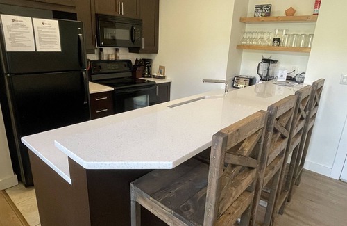 East Kootenay Condo | Modern Mountain Escape | A/C | Top Floor Privacy