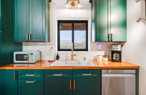 Old Fort House | Modern Mountain Home w/Hot Tub, Panoramic Views + Biltmore Pass Included