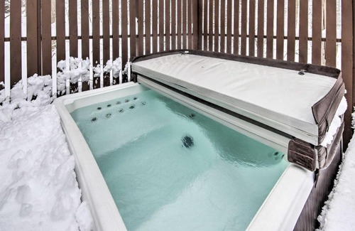 Chester Gap House | Modern Mountain Retreat with Deck and Hot Tub!