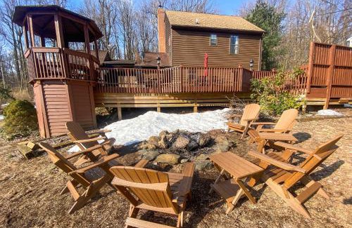 Chester Gap House | Modern Mountain Retreat with Deck and Hot Tub!