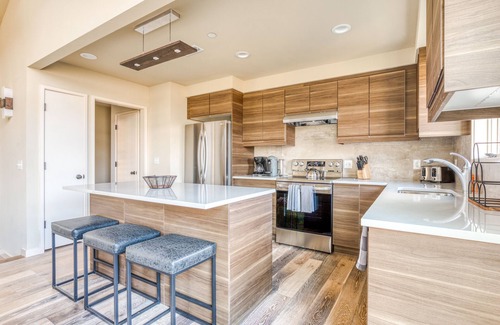 Mosier House | Modern mountain & river-view house with balcony, deck, gym, and WiFi