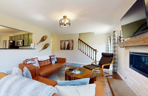 Edwards House | Modern, mountain-view townhome with fireplace & W/D - walk to Riverwalk & park