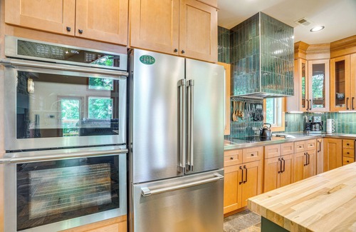 Nellysford Cabin | Modern Nellysford Getaway w/View: Deck & Fire Pit