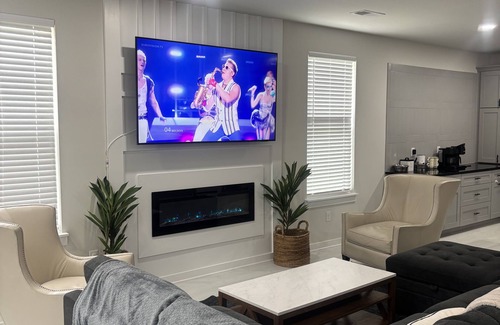 Welcome House | Modern, New Build Dog Friendly 3-bedroom home close to DT Greenville