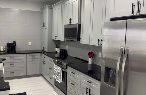 Welcome House | Modern, New Build Dog Friendly 3-bedroom home close to DT Greenville