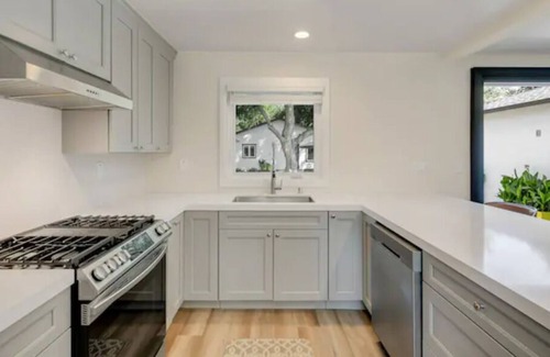 Claremont House | Modern NEW home by Colleges - free parking, WiFi