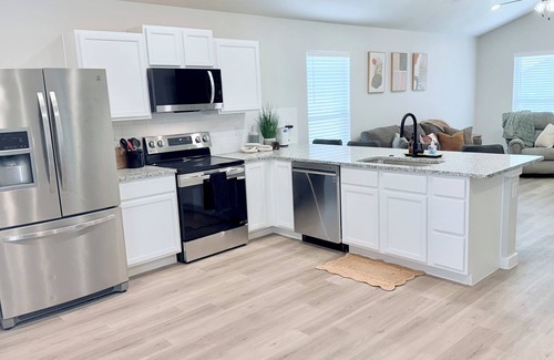 Lubbock House | Modern Oasis in Lubbock - Perfect for Families, minutes from Texas Tech