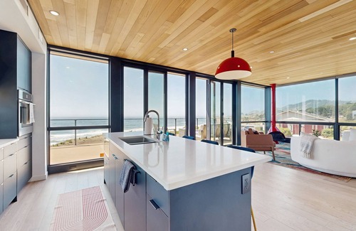 Fort Bragg House | Modern oceanfront container home with electric fireplace & wifi - walk to beach