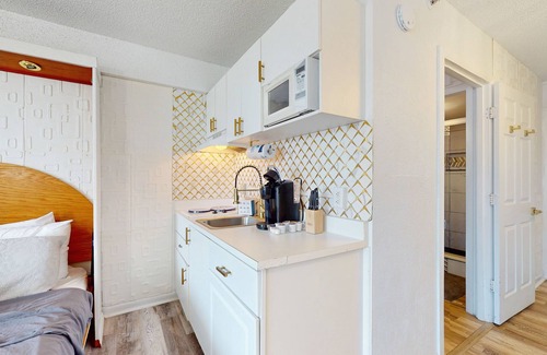 East Daytona Condo | Modern oceanview condo with a kitchenette, balcony and beach access