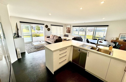 Matarangi House | Modern, open plan & spacious. Walk to Estuary. Perfect for families & friends.