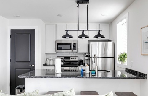 Church Hill Apartment | Modern & Peaceful Church Hill Apt | Prime Location