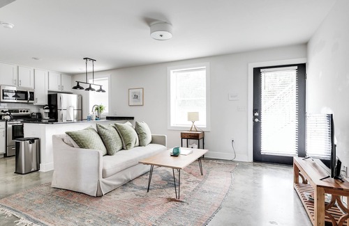 Church Hill Apartment | Modern & Peaceful Church Hill Apt | Prime Location