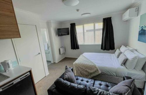 Hamilton Apartment | Modern Private Apartment with AC and free parking