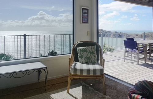 Castlepoint House | Modern private house with stunning ocean viewsn