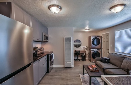 Southeastern Sacramento Cottage | Modern private in desirable neighborhood