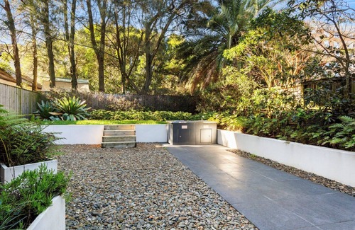Bondi Apartment | Modern & Quiet 1BR Apartment with Private Garden in Bondi (Close to Beach)