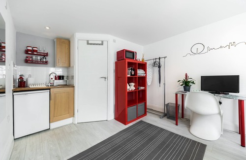 Childs Hill Apartment | Modern, quiet, private studio, close to city centre and metro station
