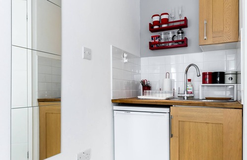 Childs Hill Apartment | Modern, quiet, private studio, close to city centre and metro station
