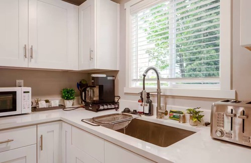 Bryn Mawr-Skyway House | Modern Remodeled 3 BR+2 BA Upper Unit near Airport