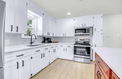 Brazoria Apartment | Modern Remodeled Clean Quiet apt 1 king 1 Queen washer dryer onsite