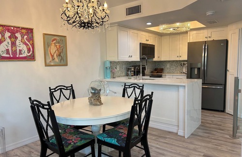 Safety Harbor Club House | Modern Renovation~2 Club Pools SHC&ICNC 👙 Kayaks 🛶 Bikes 🚲, Golf Cart 🚙 Dock