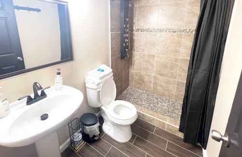 Church Street House | Modern Retreat Spacious Cozy Home