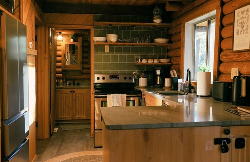 Garden Valley Cabin | Modern romantic 2-bed log cabin in the forest