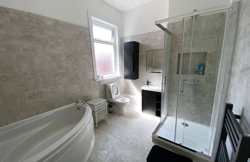 Salford House | Modern room for short stay in Salford, PLAB Samson