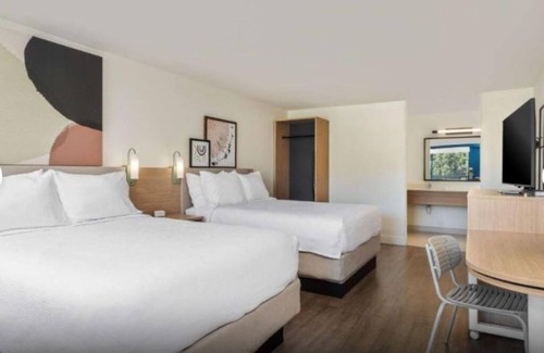 Hilton Head Island Hotel | Modern Room w/Complimentary Breakfast & Pool Access